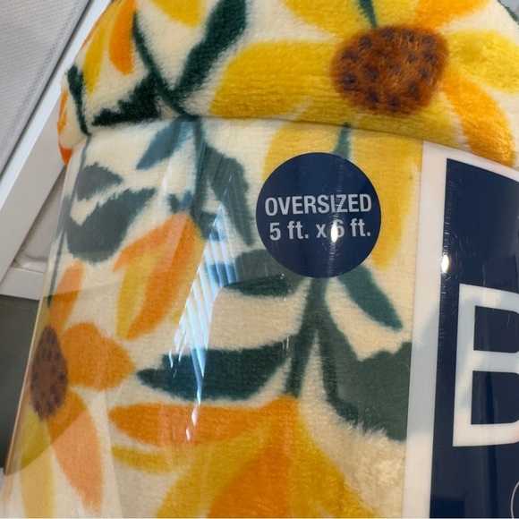 The Big One NWT Sunflower Giant Plush Blanket - Picture 4 of 4